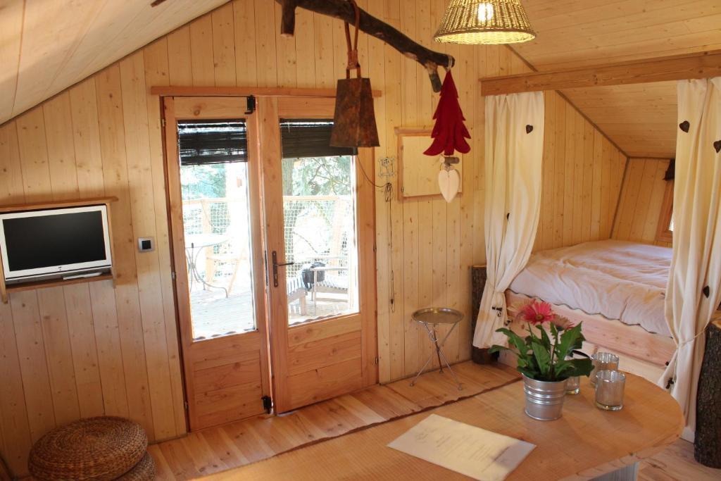 Domaine Des Grands Cedres Bed and Breakfast Cordelle Værelse billede
