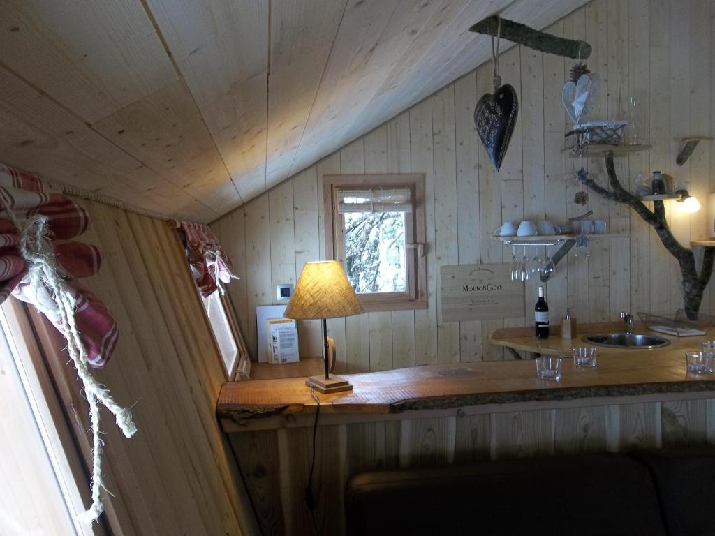 Domaine Des Grands Cedres Bed and Breakfast Cordelle Værelse billede