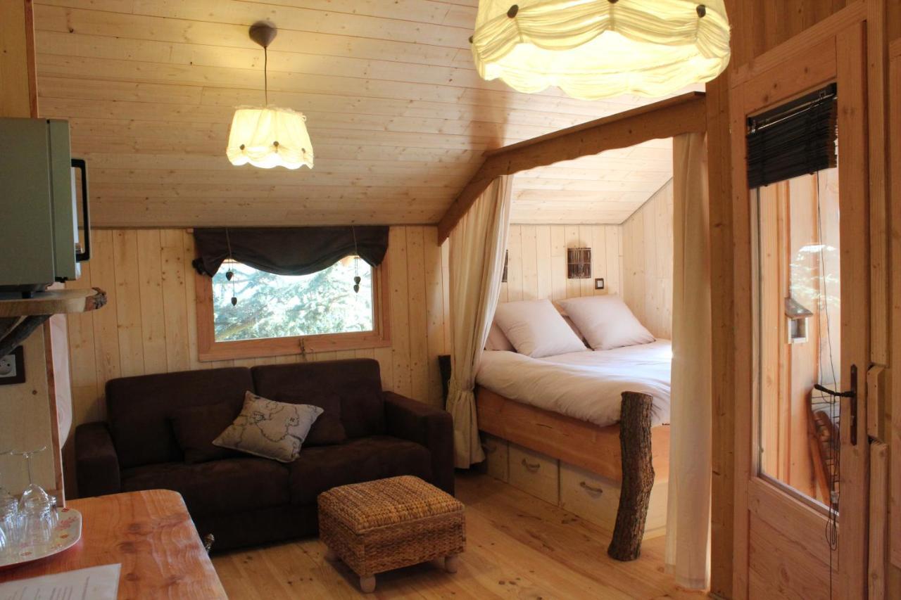 Domaine Des Grands Cedres Bed and Breakfast Cordelle Værelse billede